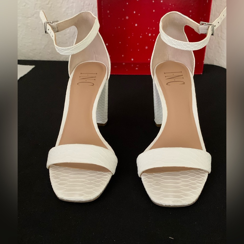 INC Beautiful white sandal, ankle strap block heel, croc design size 5